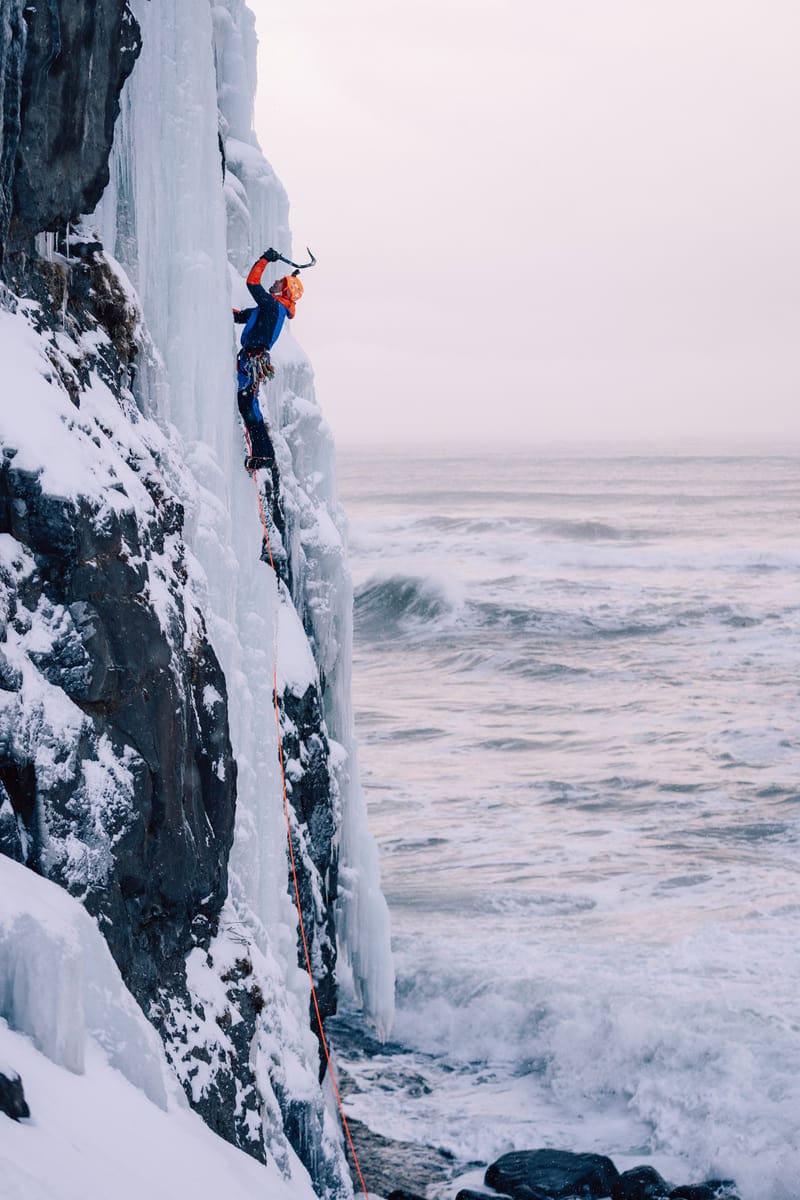 Dani Arnold am Eisklettern in Bolaklettur, Island