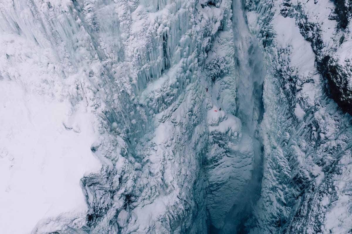 Eisklettern am Glymur Wasserfall, Dani Arnold und Martin Echser