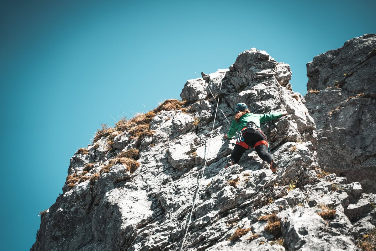 Teilnehmende an einem Kletterkurs im Fels