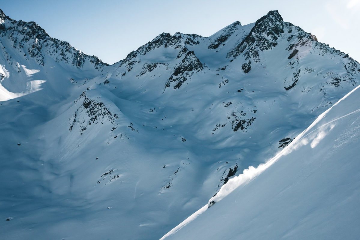 abfahrt im tiefschnee