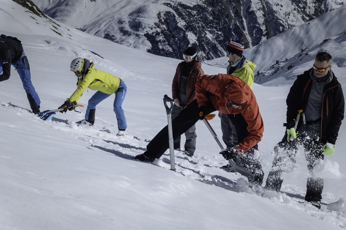 Gruppe übt mit Schaufeln die Kameradenrettung im Schnee