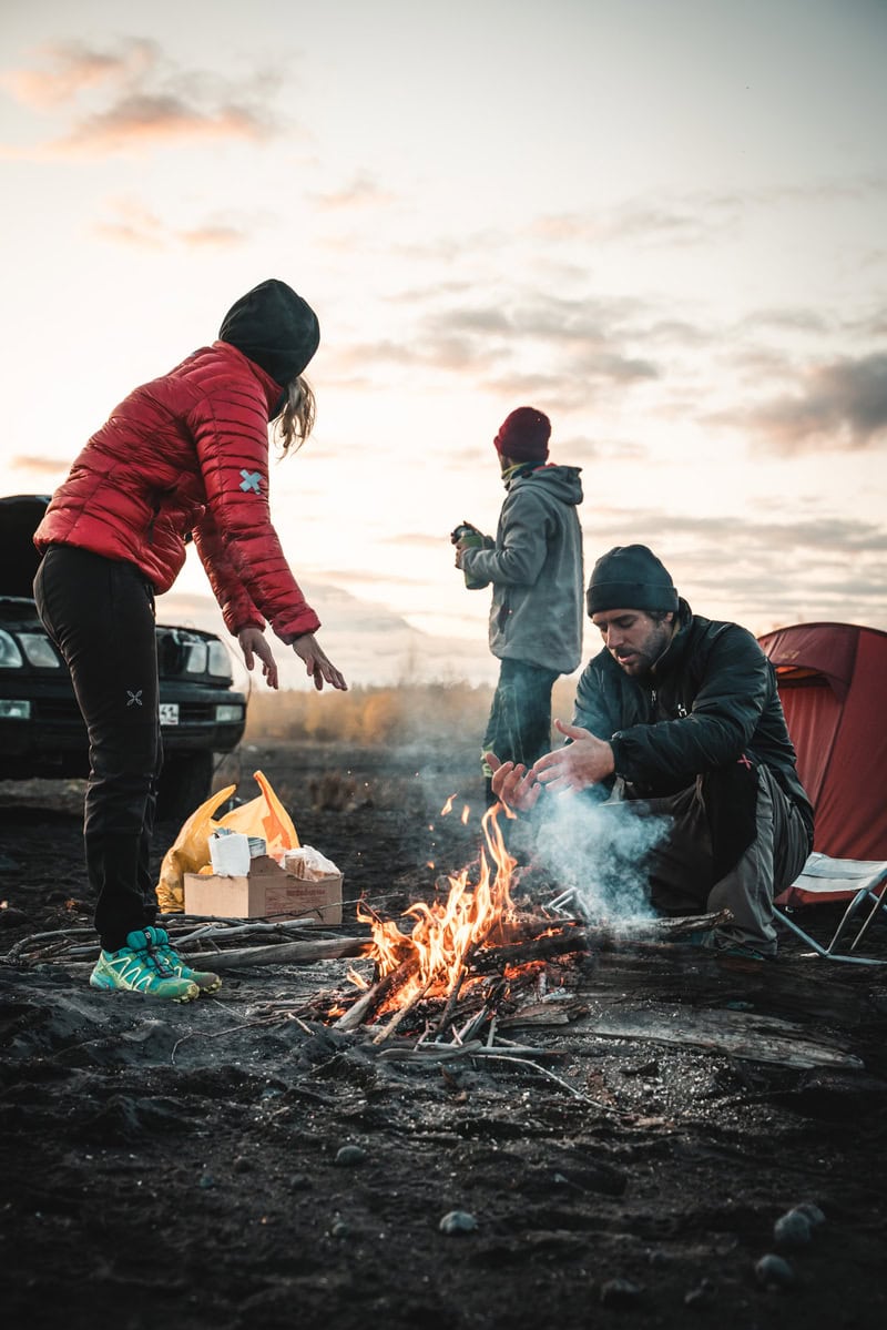 Aufwärmen am Lagerfeuer