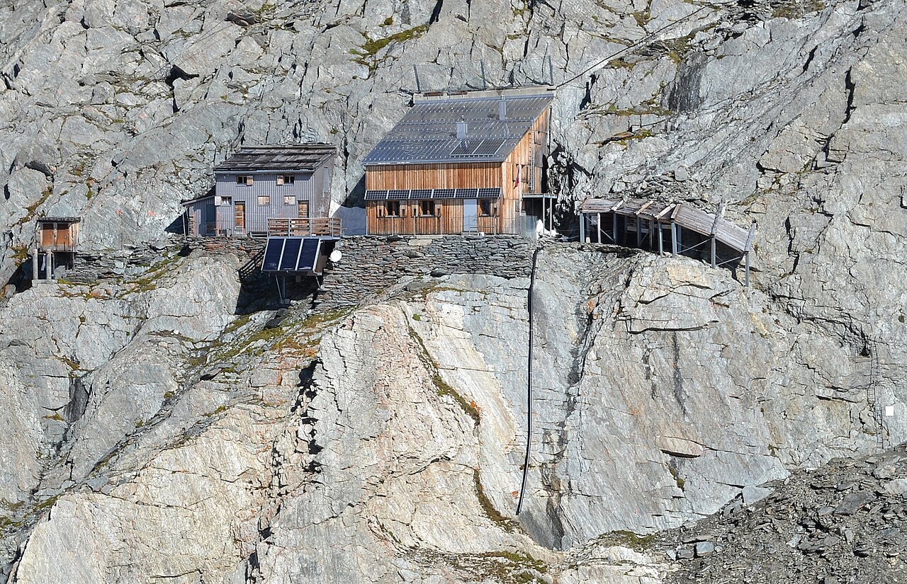 Hütte im Fels verbaut