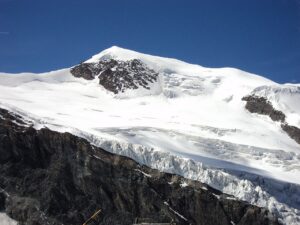 Blick auf verschneitem Gipfel im Wallis