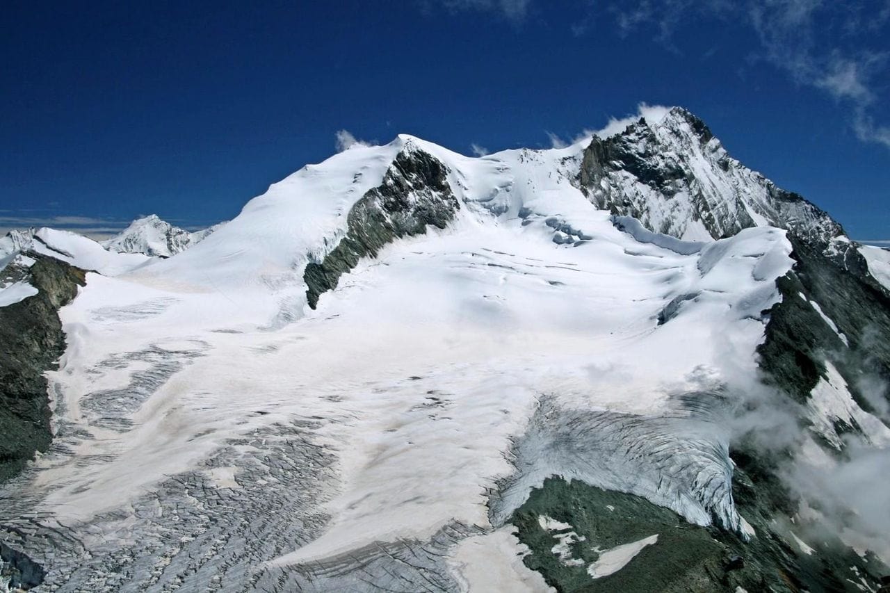 Gletscherfeld und Bergspitzen