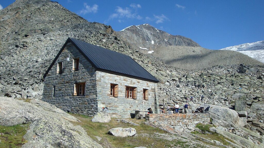 Ein Bild einer Steinhütte im Mischabel Gebiet