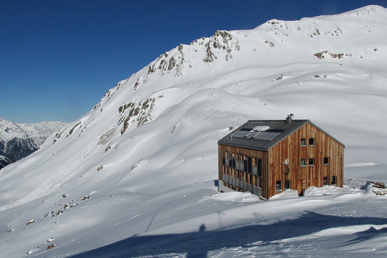 Holzhütte im Schnee am Piz Kesch