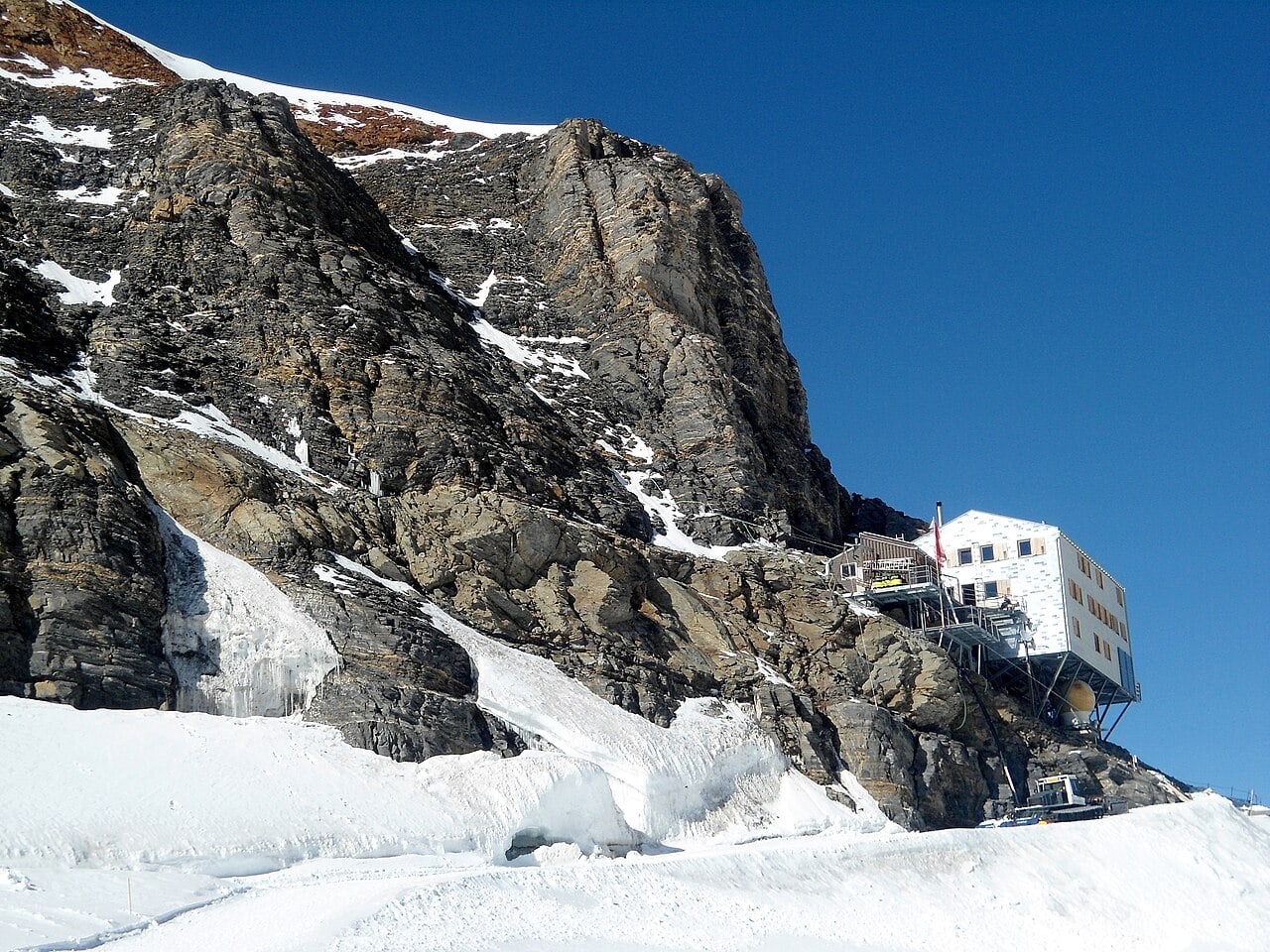 Hütte im Fels oberhalb eines Gletschers