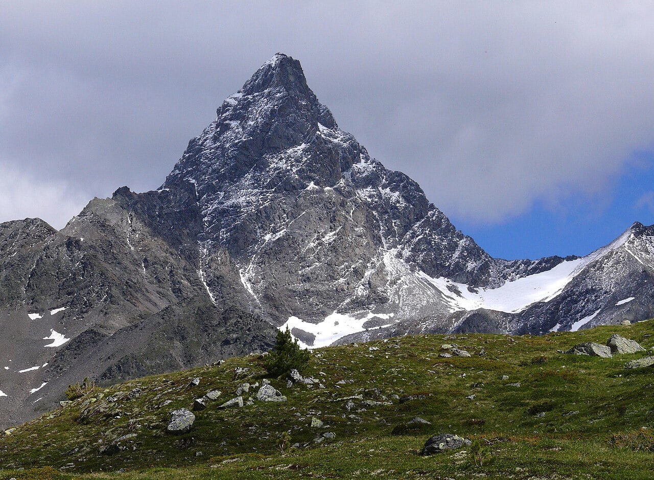 Felsiger Gipfel in Graubünden