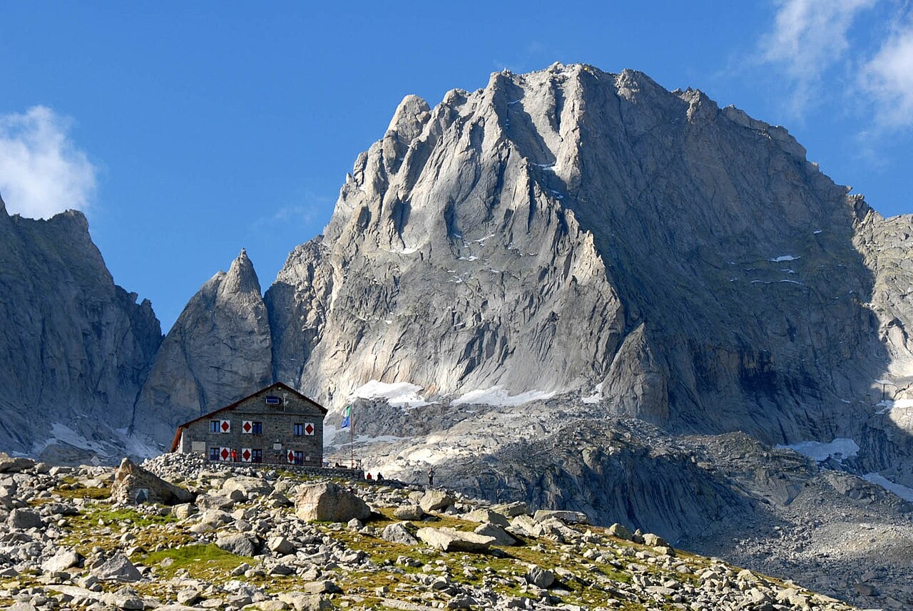 Die Capanna Giannetti im Vordergrund und der Piz Badile dahinter