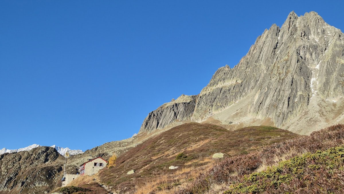 Salbithütte mit dem Salbitschijen im Hintegrund
