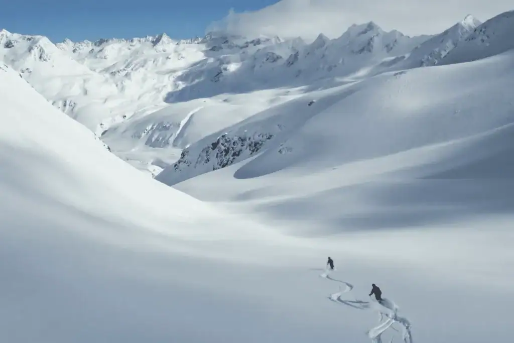 Skifahrer im Tiefschnee in Andermatt