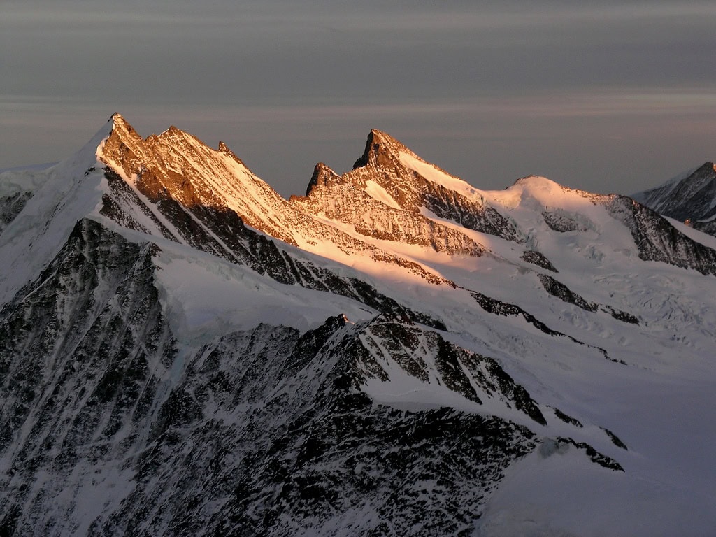 Fiescherhorn und Grünhorn im Sonnenuntergang
