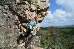 Klettererin am Fels in Mallorca