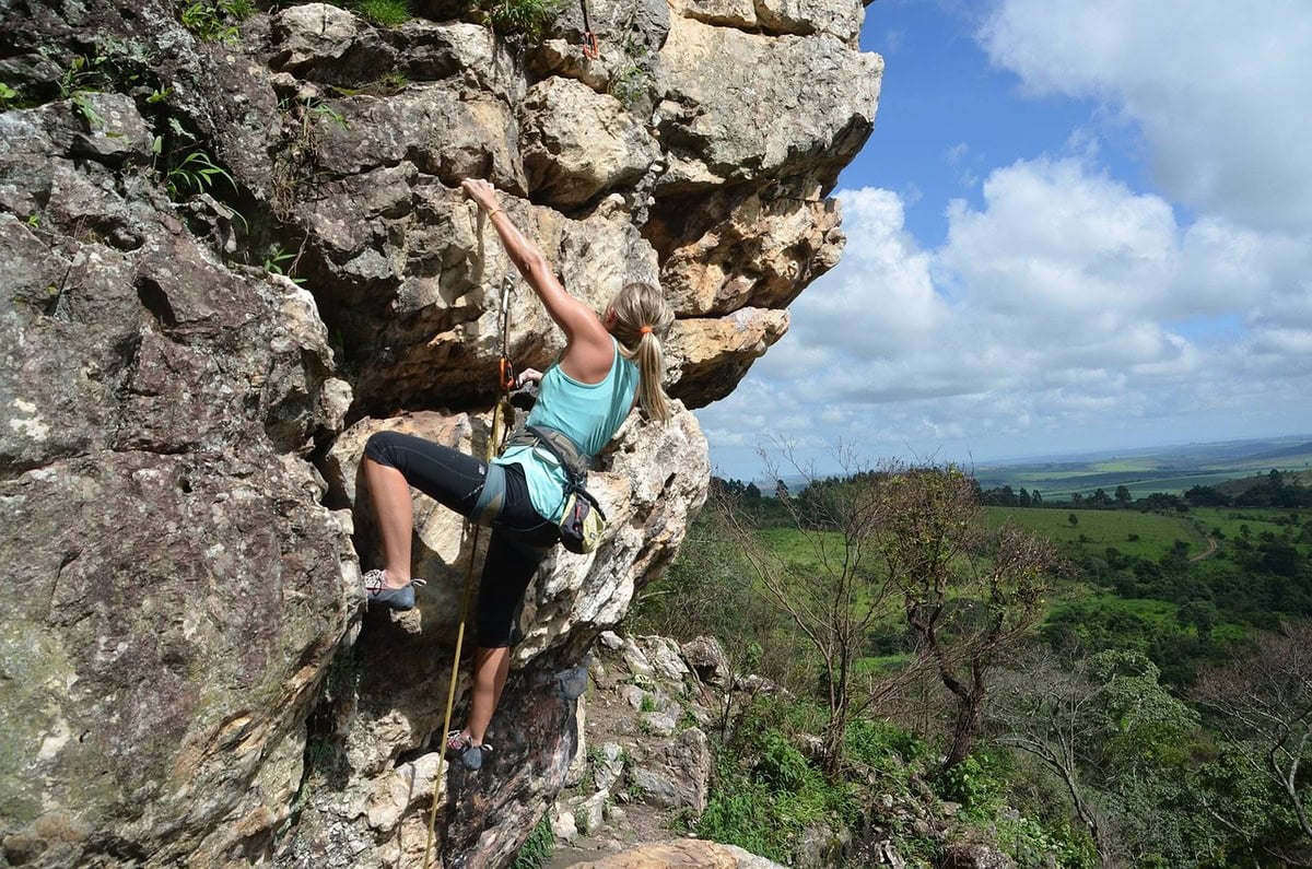 Klettererin am Fels in Mallorca