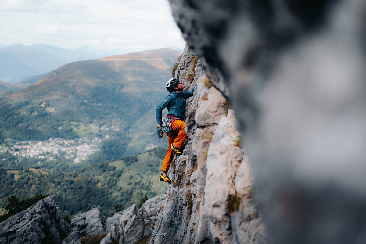 Mann Klettert am Fels im Tessin