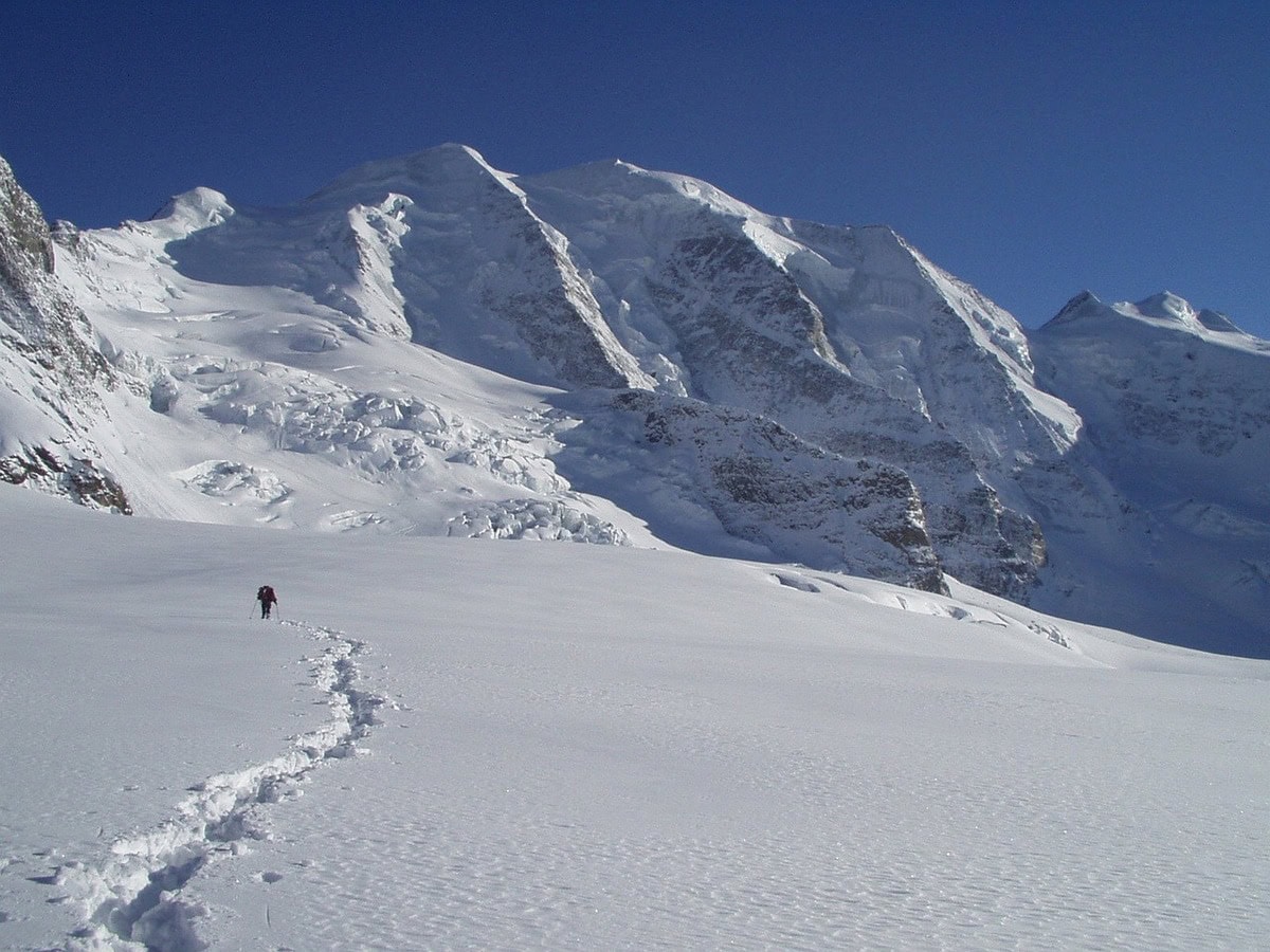 Hochtourengeher und Piz Palü im Hintergrund