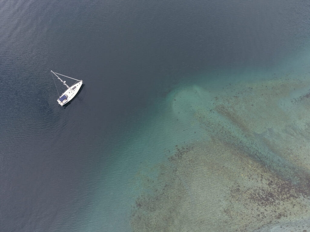 Segelboot im Wasser auf den Lyngen Alpen