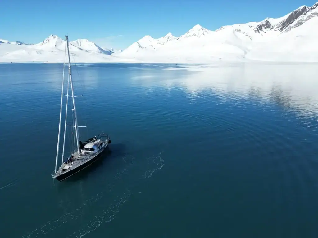 Spitzbergen Segelboot im Fjord