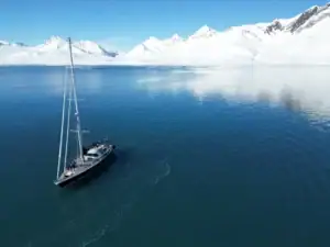 Spitzbergen Segelboot im Fjord