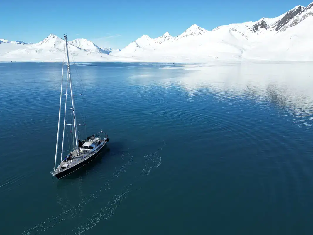 Spitzbergen Segelboot im Fjord