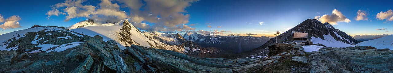 Tracuit Hütte in den Wolken