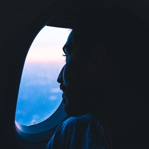 Reisender schaut aus dem Flugzeug