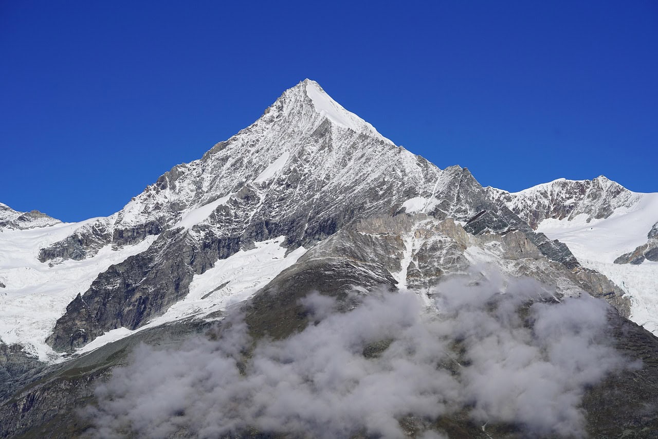 Berggipfel im Sonnenlicht