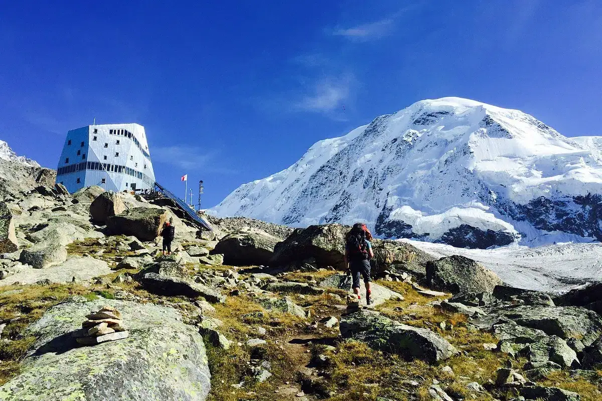 Wanderer im Aufstieg zur Monte Rosa Hütte