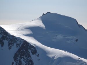 Sicht auf Die Margherita Hütte und Signalkuppe