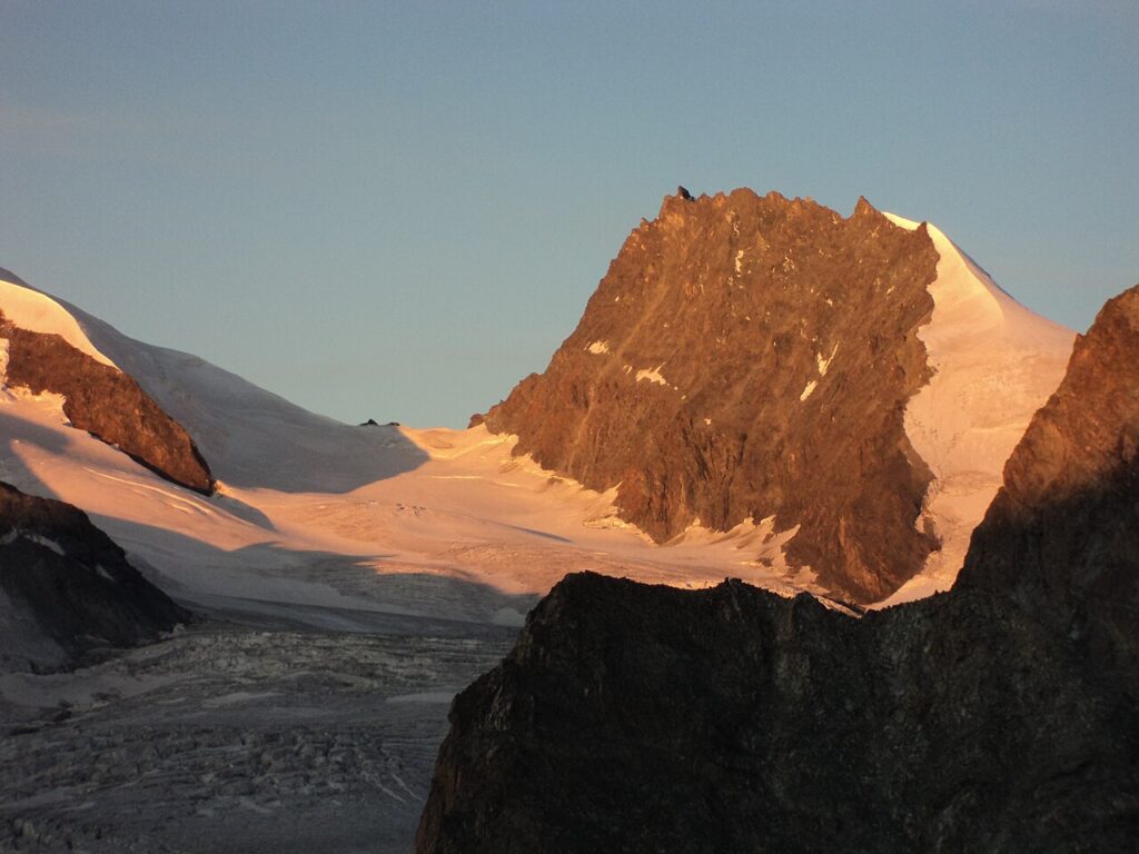 Sonnenaufgang am Rimpfischhorn von der Britanniahütte aus gesehen