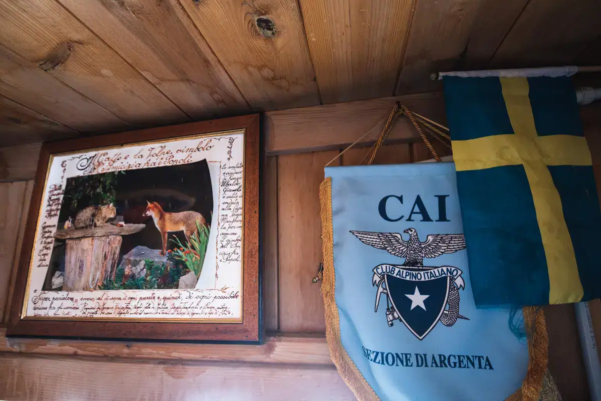 Bilder in der Stube der Margherita Hütte