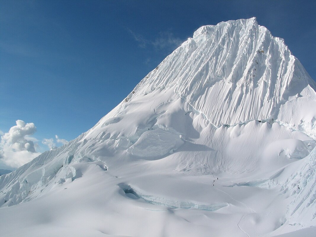 Alpamayo Flanke