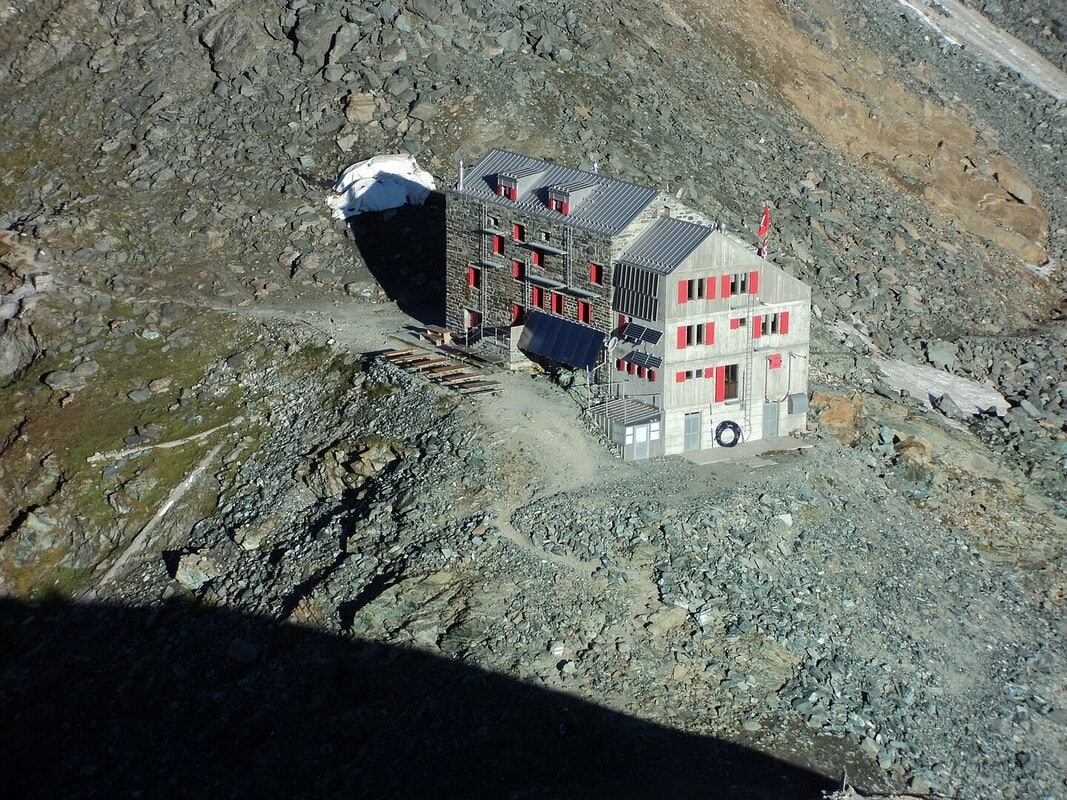 Luftaufnahme der Britanniahütte im Wallis