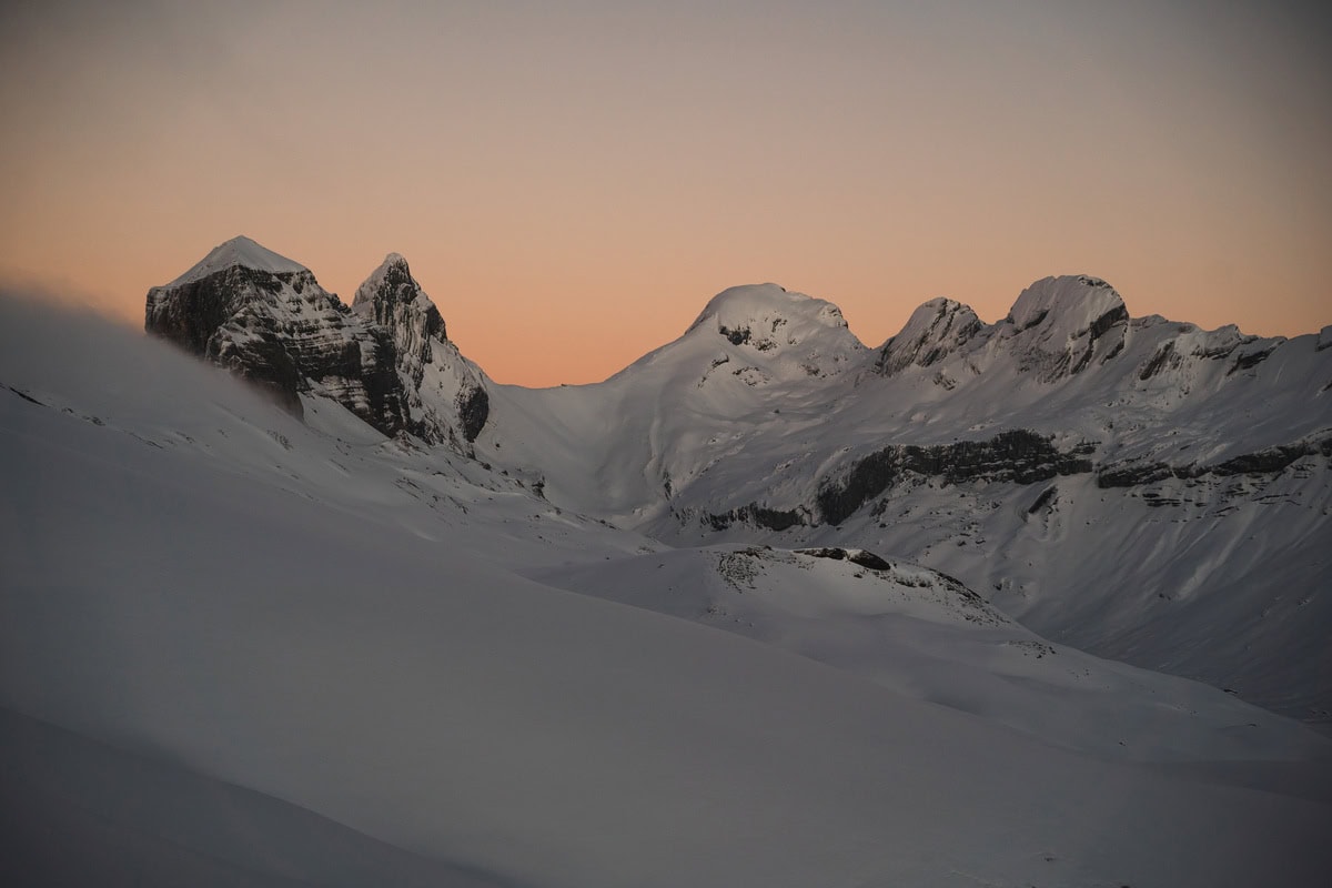 Verschneite Berggipfel im Morgenrot