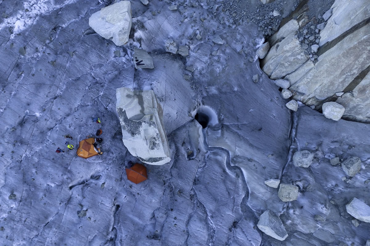 Zeltlager auf einem Gletscher aus der Vogelperspektive