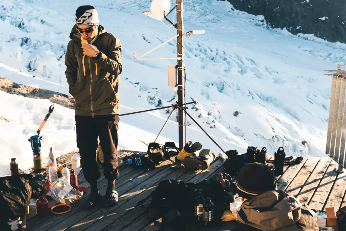 Terrasse der Monte-Rosa-Hütte mit Blick auf den Gletscher