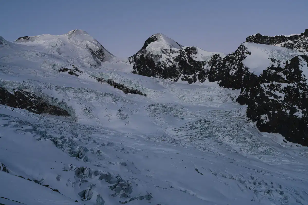 Gletscherbecken im Monte-Rosa-Massiv im Morgenlicht