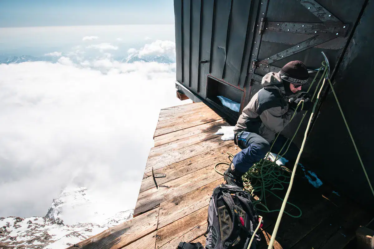 Bergsportler sichert den Nachsteiger im Aufstieg zur Margherita Hütte