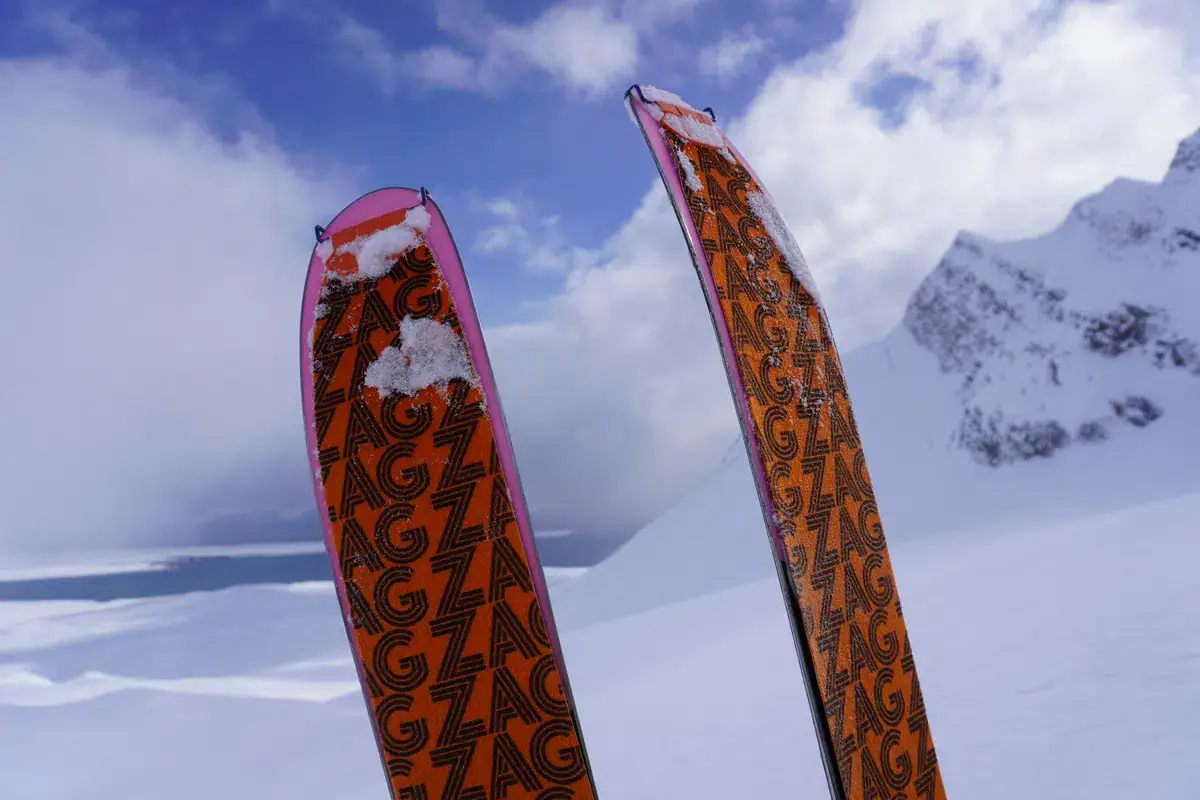 Skispitzen vor verschneiter Bergkulisse