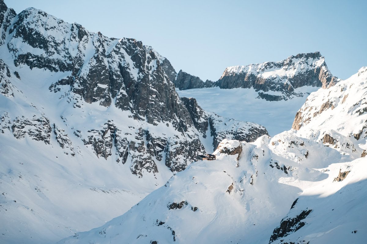 Verschneite Felsgipfel über einem winterlichen Hochtal