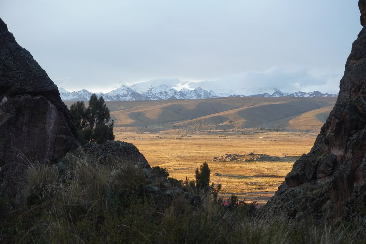 Blick über die Hochebene auf die vergletscherte Cordillera Real in Bolivien