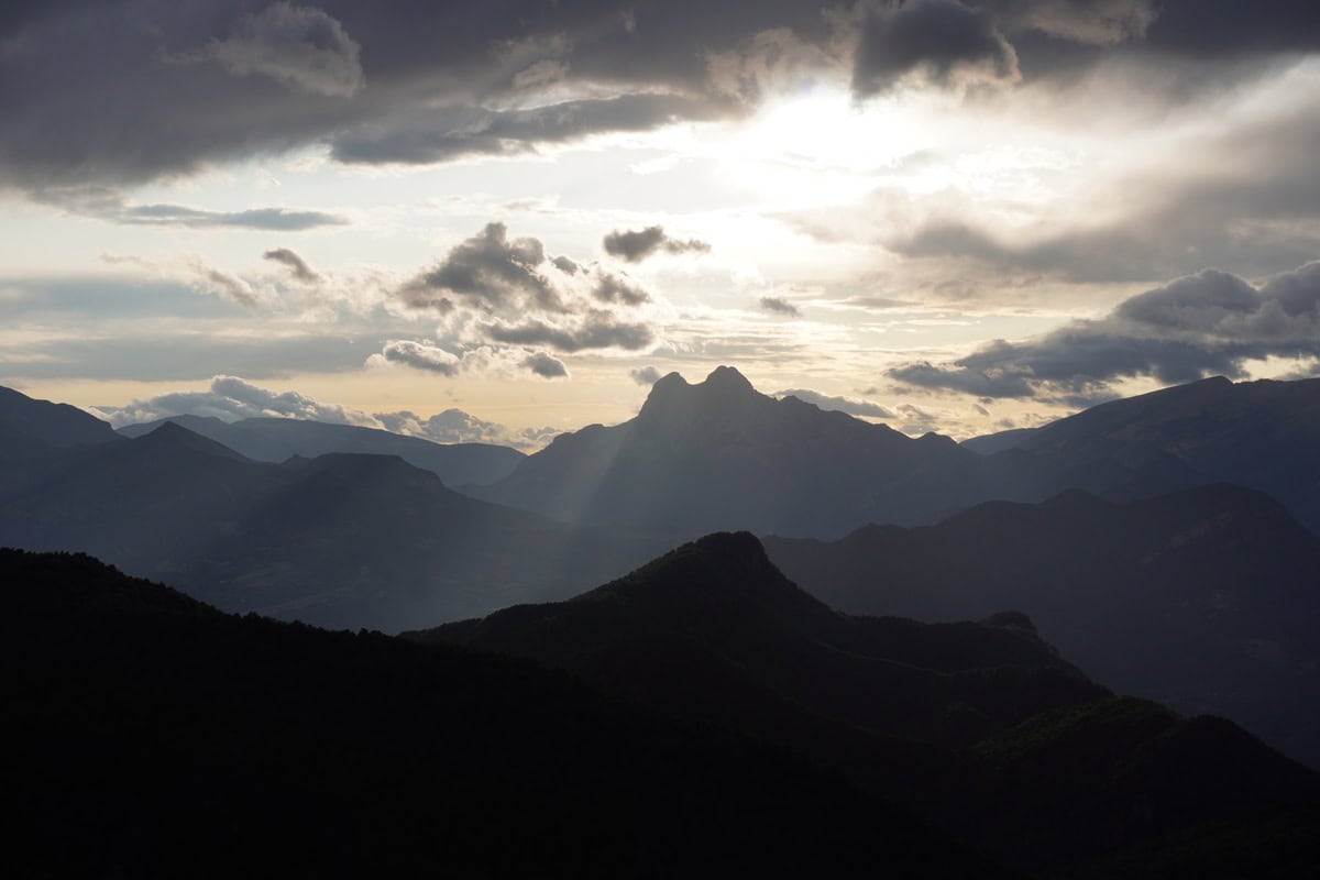 Bergketten der Pyrenäen im Gegenlicht bei Sonnenuntergang
