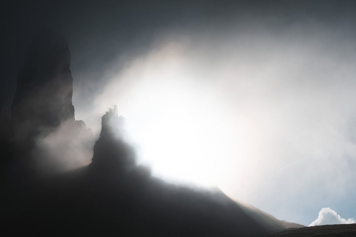 Dolomitenturm im Gegenlicht, umspielt von Nebelschwaden