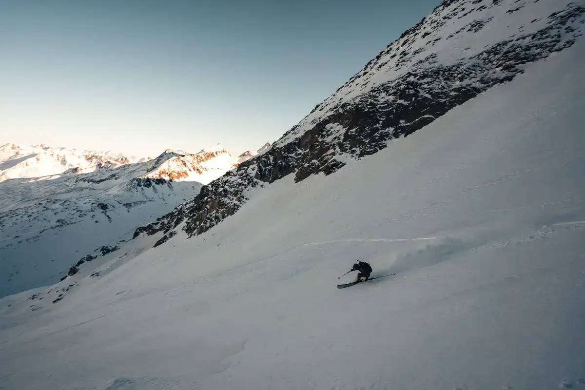Skiabfahrt in einem verschneiten Steilhang im Hohen Atlas