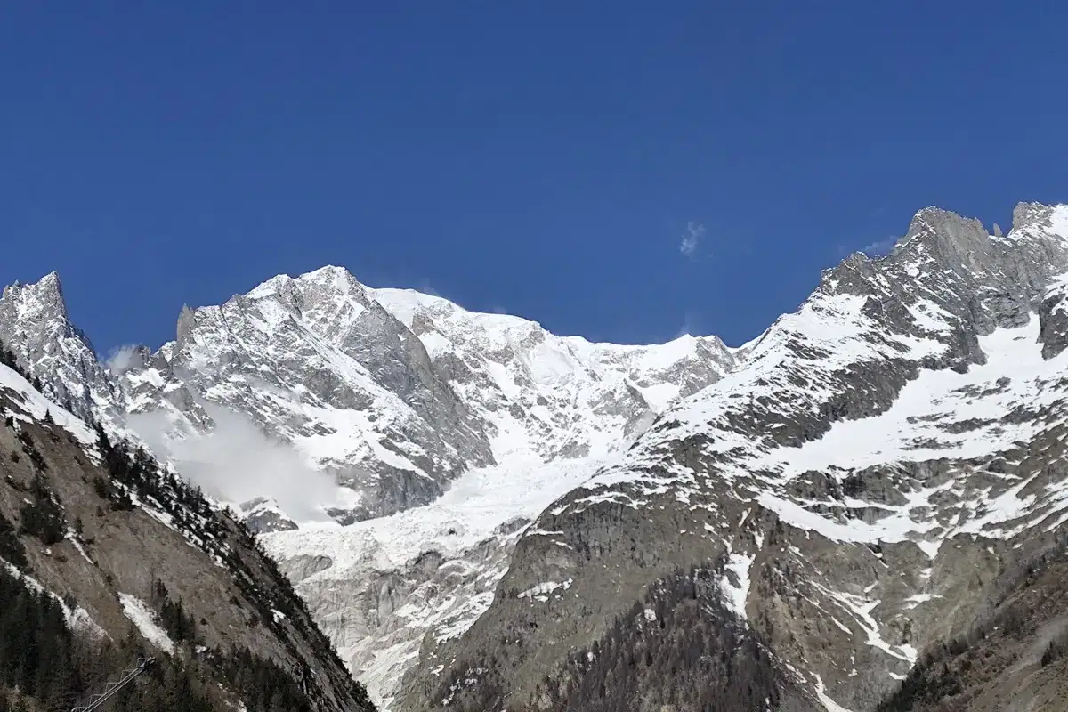 Vergletscherte Flanken des Mont Blanc de Courmayeur unter tiefblauem Himmel