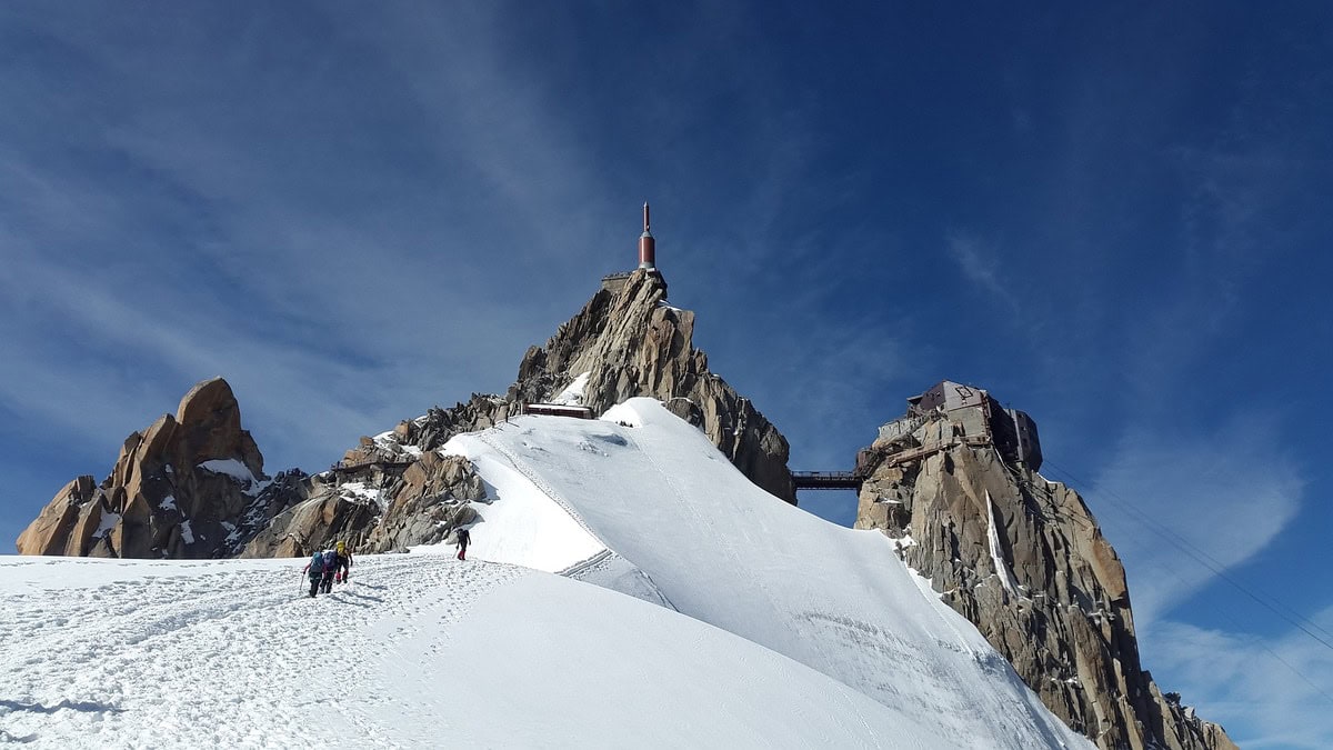 Alpinisten auf dem Firngrat unterhalb der Aiguille du Midi