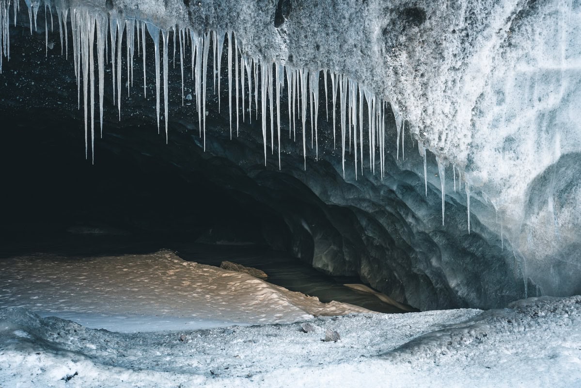 Lange Eiszapfen am Eingang einer Eisgrotte im Nubra-Tal