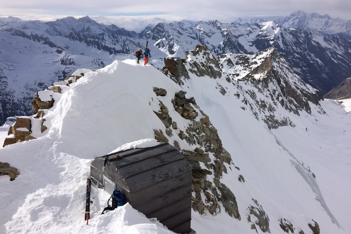 Skitourengeher auf einem verschneiten Gipfelgrat im Aostatal