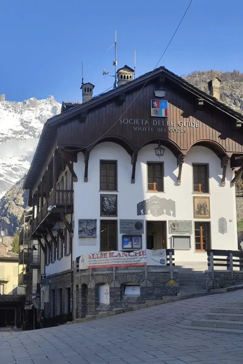 Büro der Société des Guides Alpins de Courmayeur im Dorfzentrum